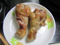 咖喱鸡腿饭,煎至表面焦黄后盛出;