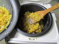 咖喱鸡腿饭,再将剩余的米饭铺在鸡腿上,加入适量高汤或者水;