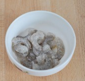 鲜奶炒虾仁,明虾用手轻轻转一下头部摘下,顺带拉出肠泥,再剥去虾壳。剥好的虾仁用一点盐抓捏均匀后,放入一点<a style='color:red;display:inline-block;' href='/shicai/ 718'>料酒</a>、和一茶匙厚厚的水淀粉,拌匀腌制