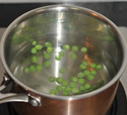 鲜奶炒虾仁,豌豆洗净放入开水锅中焯熟捞出沥干水分备用