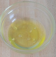 鲜奶炒虾仁,鸡蛋分离<a style='color:red;display:inline-block;' href='/shicai/ 17'>蛋清</a>和蛋黄，这里我们只用到<a style='color:red;display:inline-block;' href='/shicai/ 17'>蛋清</a>，蛋黄可以留作炒当天其它菜