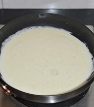 鲜奶炒虾仁,把搅匀的牛奶蛋液倒入锅中,小火加热