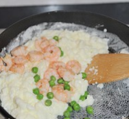 鲜奶炒虾仁,倒入虾仁和豌豆翻炒均匀即可