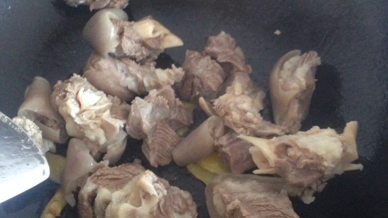 淮山羊肉汤,倒入羊肉翻炒一下,撒点料酒,焖一会