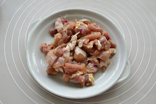 家庭版宫保鸡丁,<a style='color:red;display:inline-block;' href='/shicai/ 92'>鸡腿</a>肉起骨用刀背稍微敲松然后切1.5cm左右的小块