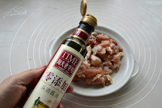 家庭版宫保鸡丁,加入<a style='color:red;display:inline-block;' href='/shicai/ 692'>酱油</a>、<a style='color:red;display:inline-block;' href='/shicai/ 894'>黄酒</a>、一点点的水和一勺的玉米淀粉