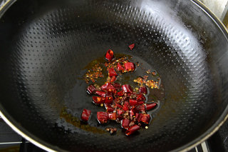 家庭版宫保鸡丁,然后加入<a style='color:red;display:inline-block;' href='/shicai/ 700'>花椒</a>和辣椒段炒香