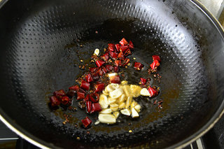 家庭版宫保鸡丁,加入<a style='color:red;display:inline-block;' href='/shicai/ 37'>姜</a>蒜片继续煸炒片刻