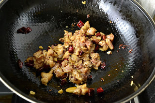 家庭版宫保鸡丁,放入腌制好的鸡肉继续翻炒至变色