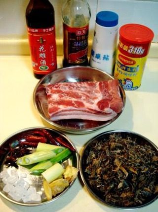 梅干菜烧肉,准备原料。