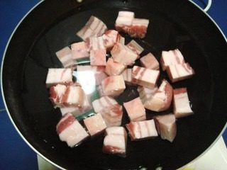 梅干菜烧肉,五花肉用凉水下锅,然后大火烧开,水开煮5分钟捞出。