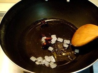 梅干菜烧肉,炒勺上火烧热,放少许底油煸香八角。然后下入冰糖煸炒,把冰糖煸炒至融化呈浅琥珀色为止。