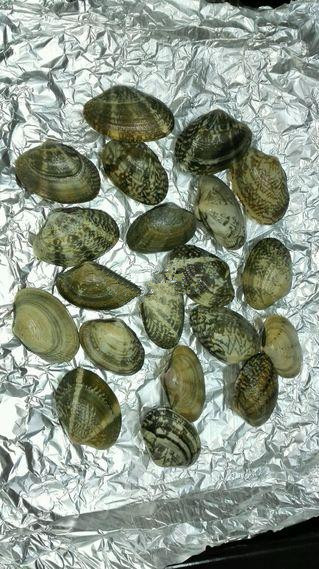 蒜香烤花蛤,烤盘上铺锡纸,把花蛤摆放好;