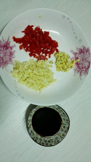 蒜香烤花蛤,烤制过程备配料,切碎,混合(我还撒了椒盐)