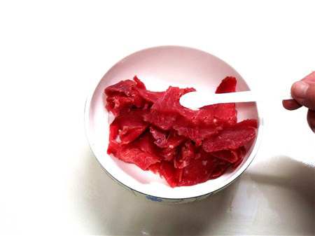 粤式干炒牛河,将牛肉用小苏打粉拌匀腌制30分钟，加入<a style='color:red;display:inline-block;' href='/shicai/ 512'>玉米淀粉</a>，清水抓匀，加入<a style='color:red;display:inline-block;' href='/shicai/ 721'>蚝油</a>，

<a style='color:red;display:inline-block;' href='/shicai/ 17'>蛋清</a>拌匀腌制10分钟。