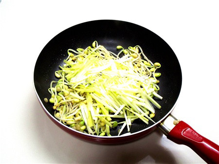 粤式干炒牛河,炒锅里热少许油,放入黄豆芽、盐少量,大火炒10秒钟,再放入韭黄炒10秒
钟盛出备用。