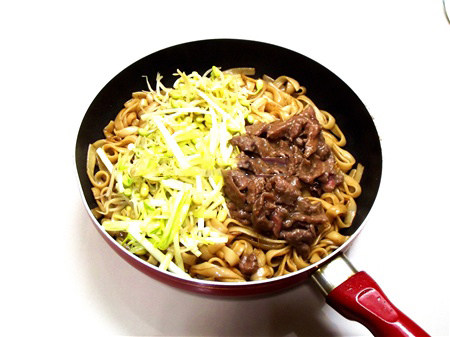 粤式干炒牛河,再加入事先炒好的韭黄、豆芽及牛肉片,以抛锅的方式大火把所有材料翻炒
均匀即可。