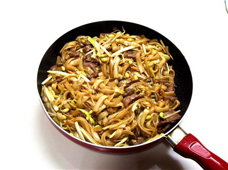 粤式干炒牛河,如果炒不动的,要用筷子翻,不要动锅铲翻,很容易把粉炒碎了。