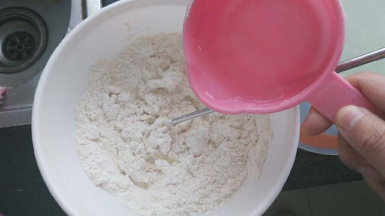≈扁食≈,面粉加入温水,搅成絮状