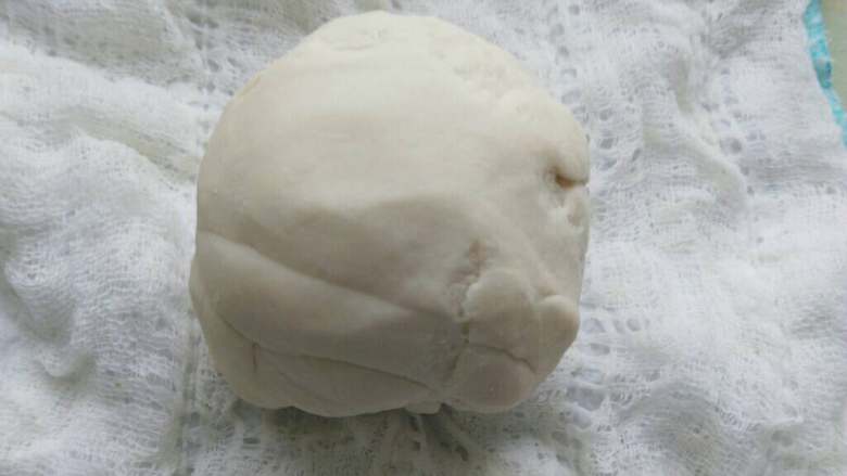 ≈扁食≈,和成光滑稍软的面团,盖湿布或者保鲜膜醒10分钟
