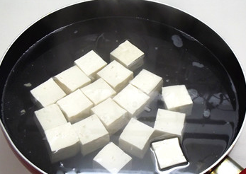 焦溜豆腐,锅内加盐1/2大匙煮开,放入豆腐块煮至水再开捞起沥净水。
