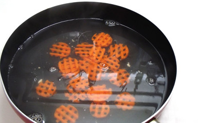 焦溜豆腐,氽过豆腐的水,再分别放入胡萝卜和西兰花氽烫1分钟取出。