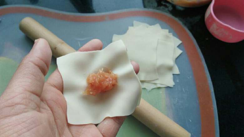 ≈扁食≈,切成正方形,放上一点肉