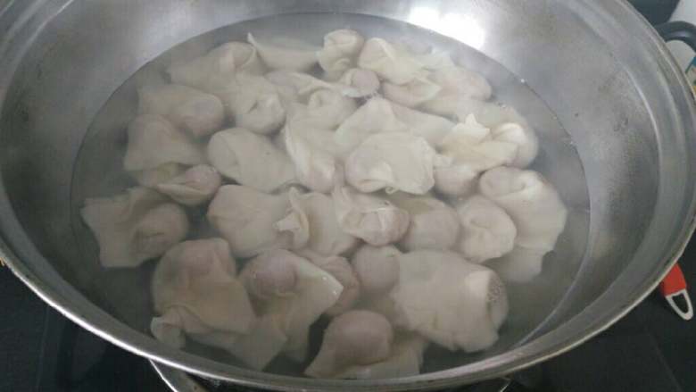 ≈扁食≈,水烧开后放入扁食,中火煮