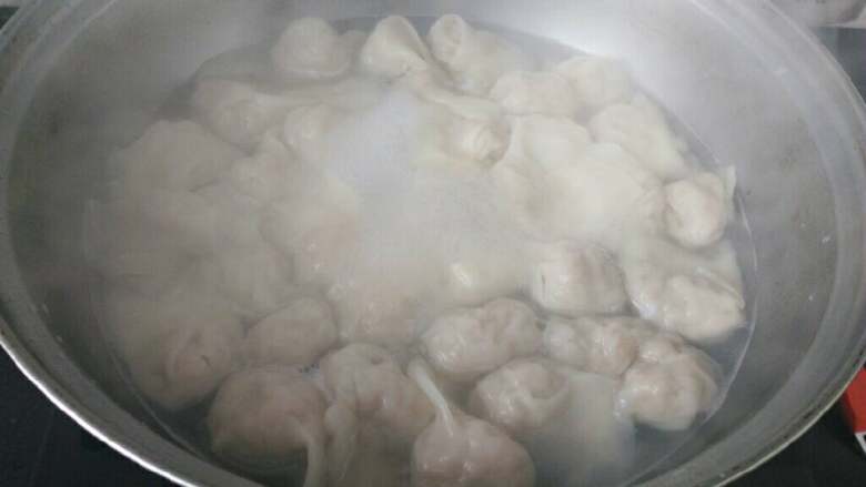 ≈扁食≈,扁食煮大致7.8分钟,煮至扁食浮起即可,出锅前加入虾米