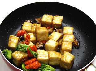 焦溜豆腐,倒入豆腐,沥净水的蔬菜类,翻炒至都挂上酱汁即可。