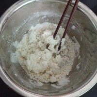 糖不甩,边加入加搅拌,拌成无干粉状。