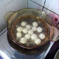 糖不甩,锅内加入清水烧沸,加入糯米丸子。