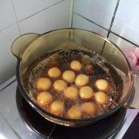 糖不甩,煮沸后倒入糯米丸子,煮1分钟左右,红糖变浓稠即可盛出。