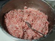 头碗,猪肉馅一大盆,加搅拌上劲,可以烙一小块尝下咸淡。