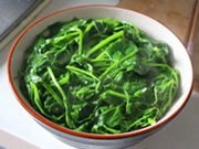 头碗,余汤烫一下豌豆尖,逐层堆入碗中