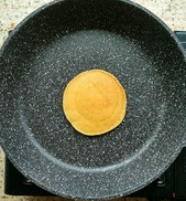 无油酸奶松饼,翻面之后,稍微再慢烘个几十秒即可出锅,最多不超过一分钟。PS:不同材质的不粘锅,导热性、控温的稳定性都有所区别,石锅在这方面体现比较好,特别适合煎各种食物,做出的成品也比较出色。