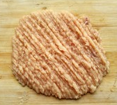番茄肉酱意大利面(微创新版),<a style='color:red;display:inline-block;' href='/shicai/ 101'>鸡胸肉</a>用刀剁成肉泥,大约挥舞两三分钟。不想用料理机搅拌,还得洗。