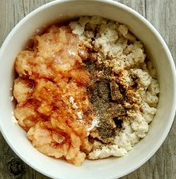 番茄肉酱意大利面(微创新版),然后和压碎的<a style='color:red;display:inline-block;' href='/shicai/ 465'>豆腐</a>拌在一起,加入盐、胡椒粉、姜粉、酱油,或其他你喜欢的调味。
