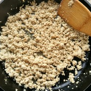 番茄肉酱意大利面(微创新版),大火把锅烧热,注入少许油,倒入豆腐鸡胸肉,炒至肉质发白,关火盛出备用。