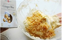 姜味磅蛋糕 ,将面粉翻拌入黄油中,大约翻拌80下后,面糊是有光泽的。倒入姜糖粒翻拌均匀。