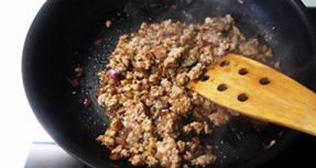奶酪肉酱焗茄子,锅中添1匙油，下洋葱中小火炒到透明后，加入<a style='color:red;display:inline-block;' href='/shicai/ 442'>肉末</a>，迅速炒散，炒到发白后，加盐、黑胡椒碎、<a style='color:red;display:inline-block;' href='/shicai/ 788'>生抽</a>调味后盛出