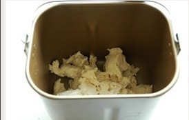 北海道中种吐司 ,将牛奶加热至35度,加入酵母混合。(不要超过40度,否则会把酵母杀死)
