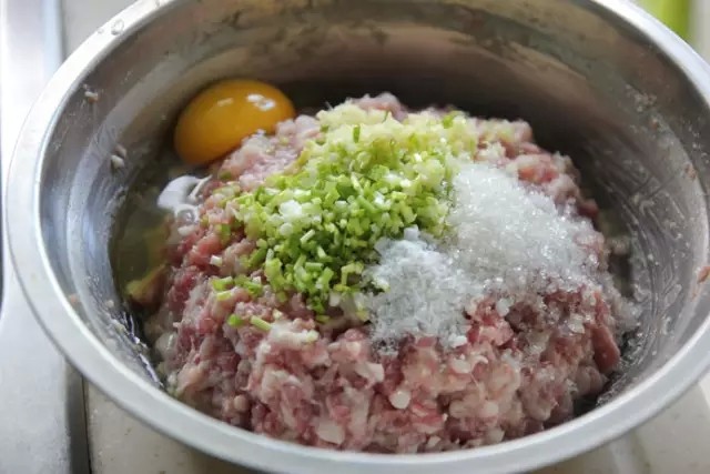 最好吃的扬州狮子头 ,肉馅中加入葱姜末，生粉，<a style='color:red;display:inline-block;' href='/shicai/ 10588'>糖</a>，一个<a style='color:red;display:inline-block;' href='/shicai/ 9'>鸡蛋</a>搅拌上劲，类似饺子馅的做法，多搅拌一会，这样肉不容易散。