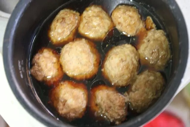 最好吃的扬州狮子头 ,漫长的等待。一道美味之所以成为美味一定有其特别之处，狮子头这道名菜之所以成为名菜也有它的独到，不是所有的肉丸子都能叫狮子头。为了这道美味，我们需要等多久？一夜。一夜慢炖的功夫（保温状态），足够化腐朽为神奇。我一个朋友曾经经历过这样的神奇，他说”我进了厨房，闻到一股浓郁的肉香，发现是电饭煲中散发出来的。大早上的，我居然想直接捞出一个狮子头来拌米饭。真是太疯狂了。“相信我，一夜的等待绝对是值得的。