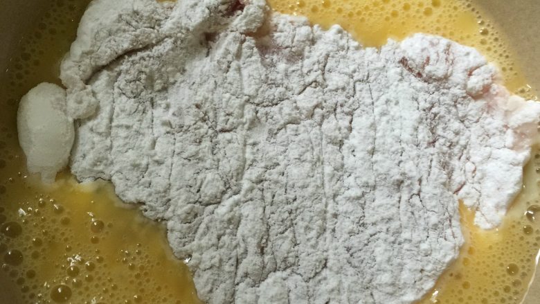 日式猪排,裹上蛋液,再放入面包糠中,用手按压,使大排肉上均匀包裹面包糠(建议用天妇罗那种粗面包糠,我用的细面包屑,效果不好)。