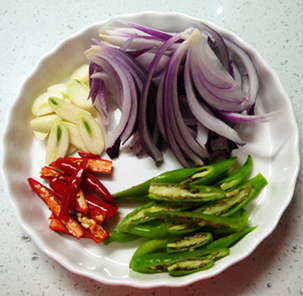 杂蔬金枪鱼意大利面,小青红椒切条,蒜瓣切片、<a style='color:red;display:inline-block;' href='/shicai/ 29'>洋葱</a>切丝待用