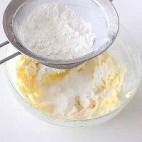 蜂蜜炼乳夹心饼干,分次筛入低筋粉,用橡皮刮刀翻拌均匀。