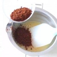 蜂蜜炼乳夹心饼干,倒入咖啡粉,搅拌。