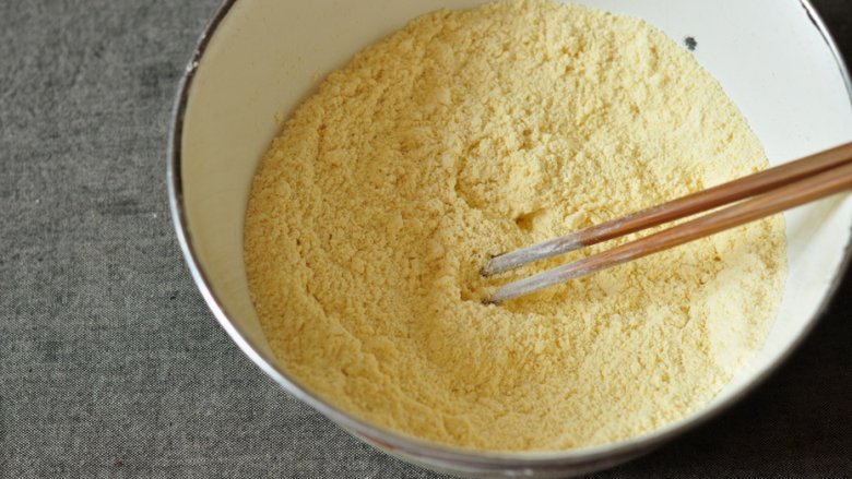 牛奶玉米饼,粉类混合均匀