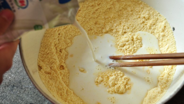 牛奶玉米饼,倒入<a style='color:red;display:inline-block;' href='/shicai/ 219'>牛奶</a>搅匀